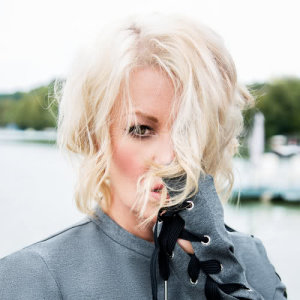 ดาวน์โหลดและฟังเพลง Perfect Symphony พร้อมเนื้อเพลงจาก Jann Arden