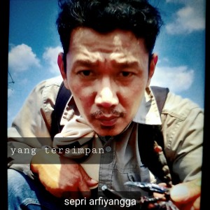 ดาวน์โหลดและฟังเพลง Yang Tersimpan พร้อมเนื้อเพลงจาก Sepri Arfiyangga