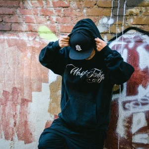 Dengarkan outlaw life (Explicit) lagu dari 11'Back dengan lirik