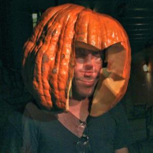 Dengarkan lagu Halloween Thumb nyanyian Tyler Rowe dengan lirik