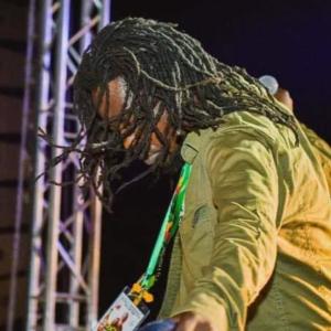 ดาวน์โหลดและฟังเพลง Amaaso พร้อมเนื้อเพลงจาก Kayonga