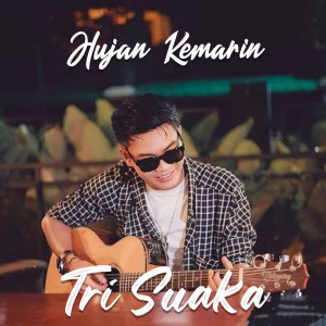 ดาวน์โหลดและฟังเพลง Hujan Kemarin พร้อมเนื้อเพลงจาก Tri Suaka