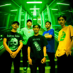 ดาวน์โหลดและฟังเพลง No Reaction พร้อมเนื้อเพลงจาก Waltz