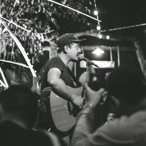 Dengarkan เพราะเธอไม่บอกรักซ้ำๆไม่พูดรักล้วนๆไม่ได้คิดแค่เดินควงแขนอย่างใคร lagu dari ดวงดาว เดียวดาย dengan lirik