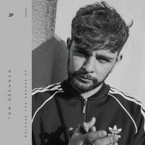 ดาวน์โหลดและฟังเพลง Giving It All พร้อมเนื้อเพลงจาก Tom Grennan
