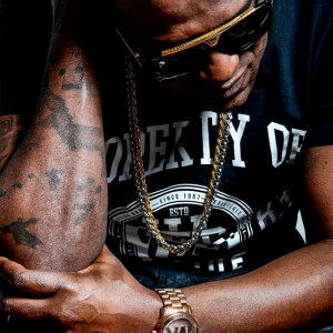 Dengarkan lagu Desperté el Cuervo nyanyian Daniel Mesias El Cuervo dengan lirik