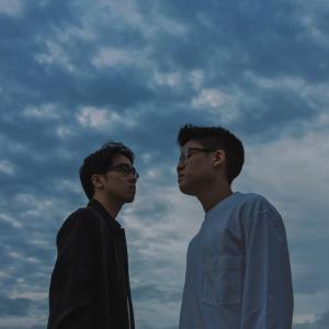 Dengarkan Two Sides lagu dari Gentle Bones dengan lirik