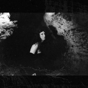 ดาวน์โหลดและฟังเพลง Bruise (feat. SRSQ) พร้อมเนื้อเพลงจาก Vyva Melinkolya