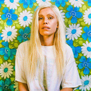 ดาวน์โหลดและฟังเพลง Glowing In The Dark พร้อมเนื้อเพลงจาก Emily Rowed
