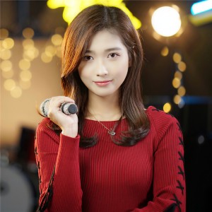 Dengarkan lagu 月半小夜曲 (Cover: 李克勤) nyanyian 王晴 dengan lirik