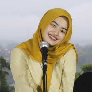 Album Menepi oleh Woro Widowati
