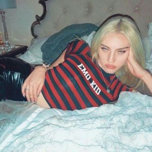 收听krmd的Sağlam Kalça Bebek Gibi Yüz - Remix歌词歌曲