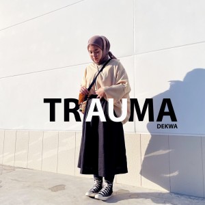 Dengarkan Trauma lagu dari Dekwa dengan lirik
