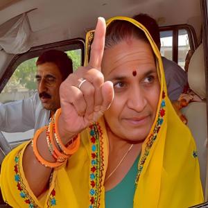 收聽Meenawati King的Chale Naam Kirodi Ko (feat. Raju Koliwada & Surjan Pachwara)歌詞歌曲