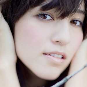Listen to 珊瑚海 song with lyrics from Lara (梁心颐)
