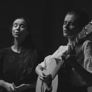 收聽Rosie Carney的Thousand (Acoustic)歌詞歌曲