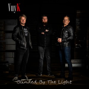 ดาวน์โหลดและฟังเพลง Lovetrain พร้อมเนื้อเพลงจาก VuyK