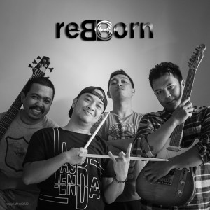 ดาวน์โหลดและฟังเพลง Suhartini พร้อมเนื้อเพลงจาก Rebborn Band