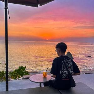 Chea Remix的專輯គេជាអ្នកណា - Ke Jea Neak Na (feat. Net Smile)