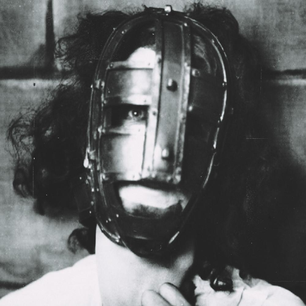 MascaraDeFerro "A alma apodrece onde o ferro cala o nome." (Explicit)