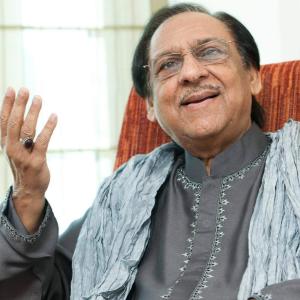 Raat Din (Live) dari Ghulam Ali