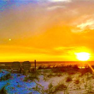 收聽Echoo的Sunset (feat. Dreamii) (Explicit)歌詞歌曲