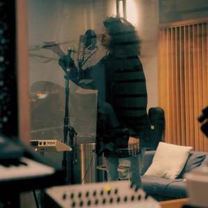 收聽the della kit的looking in (w/ Lawrence in NYC)歌詞歌曲