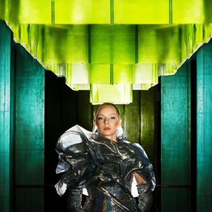 ดาวน์โหลดและฟังเพลง Ķīmiska atkarība พร้อมเนื้อเพลงจาก Paula