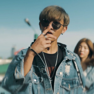 收聽MAKEUA的ต้องลืม歌詞歌曲