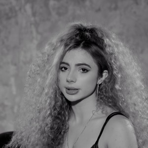 Dengarkan lagu Vélemény nyanyian Opitz Barbara dengan lirik