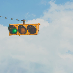 Dengarkan lagu 接受普通的自己 (抖音热播版) nyanyian 小小周 dengan lirik