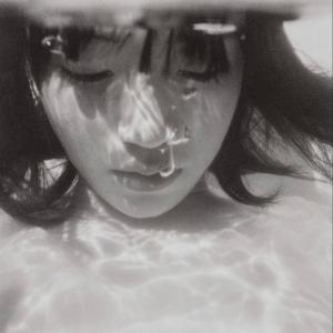 收聽Akayai的tears fall歌詞歌曲