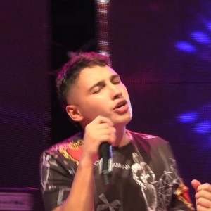 ดาวน์โหลดและฟังเพลง Solo Con un Beso พร้อมเนื้อเพลงจาก Fede Herrera