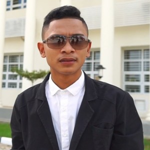 Dengarkan lagu Dek Cut (Karaoke Version) nyanyian Sayutri Adyta dengan lirik