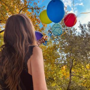 收聽Allia的supposed to hate you歌詞歌曲