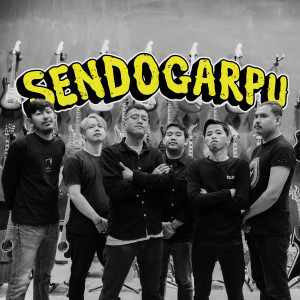 Listen to Berbeda song with lyrics from Sendogarpu