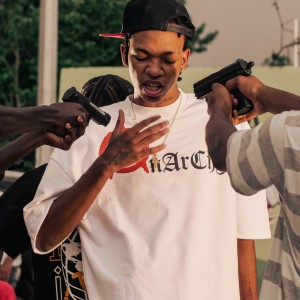 收聽el voltio 23的Me Andan Buscando (Explicit)歌詞歌曲