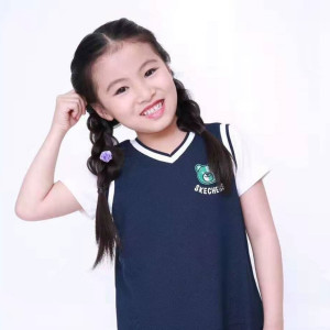 Dengarkan 升国旗 (伴奏) lagu dari 段雅婷 dengan lirik