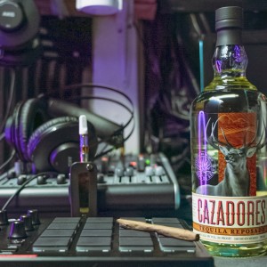 ดาวน์โหลดและฟังเพลง Un Gallo Y Un Tequila (Explicit) พร้อมเนื้อเพลงจาก Wason