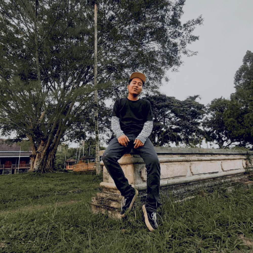 Menahan Luka Hati