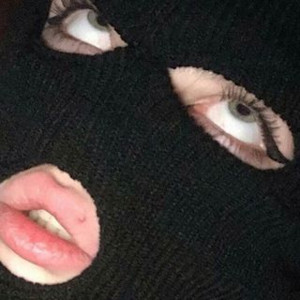 Dengarkan lagu White Tee #2 (Explicit) nyanyian Lil Godvz dengan lirik