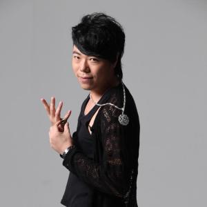 Dengarkan lagu 离开 nyanyian 王贺贺 dengan lirik