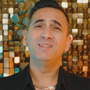 Dengarkan lagu Of,copiii mei nyanyian Ionut de la Campia Turzii dengan lirik