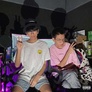 Dengarkan lagu แบตสำรอง (Explicit) nyanyian Fizzie dengan lirik