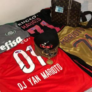 Listen to VEM JOGANDO PROS MENOR DA BOCA (Explicit) song with lyrics from DJ YAN MARIOTO