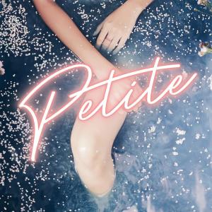 Dengarkan lagu AI nyanyian Petite dengan lirik