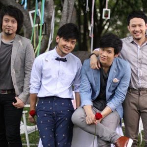ดาวน์โหลดและฟังเพลง เหนือ พร้อมเนื้อเพลงจาก Season Five