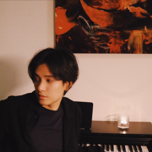 Listen to 红_MMO (伴奏) song with lyrics from 饶威