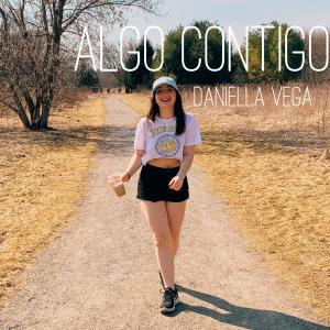 Dengarkan Algo Contigo lagu dari Daniella Vega dengan lirik