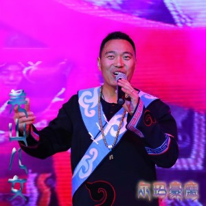 Dengarkan lagu 羌山儿女 nyanyian 尔玛豪鹰 dengan lirik